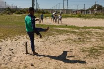 Дети играют в футбол на земле в солнечный день — стоковое фото