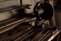 Close-up de máquina de corte de metal na fábrica — Fotografia de Stock