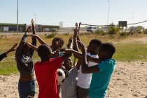I bambini che formano mani impilano nel terreno in una giornata di sole — Foto stock