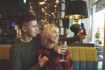 Счастливая пара делает селфи в ресторане — стоковое фото