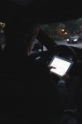 Visão traseira do empresário usando tablet digital em um carro — Fotografia de Stock
