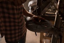 Sezione intermedia del metalsmith femminile utilizzando trapano radiale in fabbrica — Foto stock