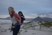 Madre e figlia si divertono in spiaggia durante l'inverno — Foto stock
