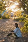 Donna rilassante vicino al lungofiume in una giornata di sole — Foto stock