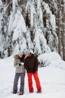 Пара с адресной картой, стоящей на снежном ландшафте — стоковое фото