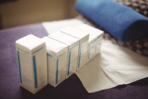 Крупный план сухих коробок для игл на кровати в клинике — стоковое фото