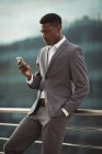 Бізнесмен використовує мобільний телефон на офісній терасі — стокове фото
