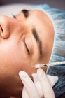 Homem a receber injeção de botox no rosto na clínica — Fotografia de Stock