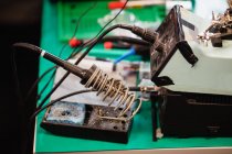 Nahaufnahme eines elektrischen Lötkolbens am Stand in einem Reparaturzentrum — Stockfoto