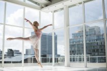 Ballerina übt einen Balletttanz im Ballettstudio — Stockfoto