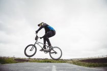 Ciclista andar de bicicleta BMX no parque de skate — Fotografia de Stock