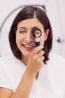 Dermatologe posiert mit Dermatoskop in Klinik — Stockfoto