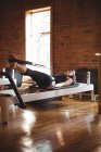 Forte femme adulte moyenne pratiquant pilates dans un studio de fitness — Photo de stock