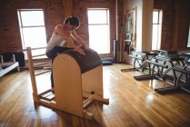 Mulher determinada praticando pilates em estúdio de fitness — Fotografia de Stock