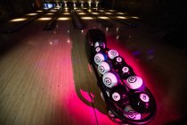 Interno della pista da bowling vuota con palle da bowling — Foto stock