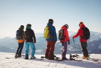 Gruppo di sciatori in cima alla montagna durante l'inverno — Foto stock