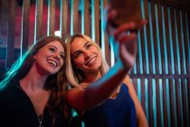 Amigos felizes tirando selfie do celular no bar — Fotografia de Stock