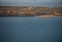 Днем панорамный вид на город и озеро — стоковое фото