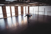 Mujer joven interpretando danza moderna en estudio de danza - foto de stock