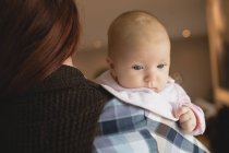 Nahaufnahme einer Mutter, die ihr süßes Baby zu Hause trägt — Stockfoto