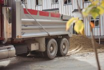 Дампер выгружает грязь на строительной площадке — стоковое фото