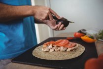 Крупним планом чоловічі руки різання авокадо на кухні в домашніх умовах — стокове фото