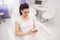 Schöne Frau mit digitalem Tablet in Klinik — Stockfoto