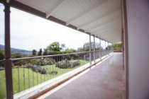 Außenseite eines Hauses mit leerer Veranda und Rasen — Stockfoto