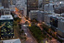 Luftaufnahme von Firmenhochhäusern in der Stadt bei Nacht — Stockfoto