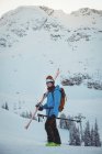Esqui de pé com esqui na paisagem coberta de neve — Fotografia de Stock