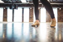 Frauenfüße beim Tanzen im Tanzstudio — Stockfoto