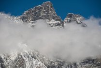 Vista maestosa di bella catena montuosa innevata e nuvole — Foto stock