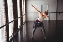Mulher realizando movimento de dança dab no estúdio de dança — Fotografia de Stock