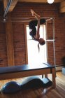 Визначена жінка практикує пілатес у фітнес-студії — стокове фото