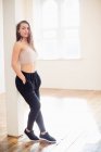 Mulher bonita pensativo de pé no estúdio de dança hip hop — Fotografia de Stock