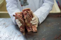 Nahaufnahme des Fleischschneidens mit der Fleischschneidemaschine — Stockfoto