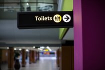 Крупним планом чоловічий і жіночий туалет вивіска в аеропорту — стокове фото