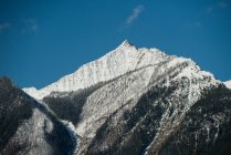 Vista panoramica della catena montuosa innevata contro il cielo blu — Foto stock