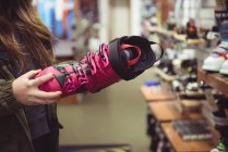Крупним планом жінка вибирає взуття в магазині — стокове фото