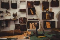 Divers outils de travail sur table dans un atelier artisanal — Photo de stock