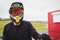 Ciclista che indossa un casco in skatepark — Foto stock