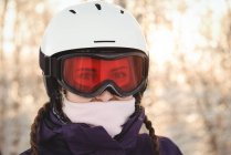 Primer plano de la mujer en gafas de esquí y chaqueta - foto de stock