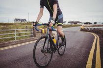 De secção intermédia do atleta andar de bicicleta na estrada — Fotografia de Stock