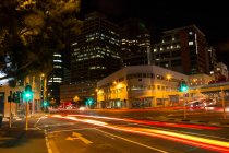 Longa exposição da rua moderna da cidade à noite — Fotografia de Stock