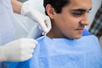 Стоматолог, надання допомоги пацієнтові носіння фартух стоматологічної клініки — Stock Photo
