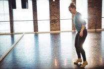 Femme pratiquant une danse en studio de danse — Photo de stock