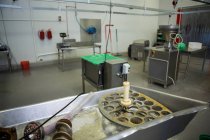 Máquinas procesadoras de carne en fábrica de carne - foto de stock