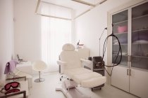 Стоматологическое кресло и инструменты в пустом кабинете стоматолога — стоковое фото