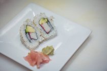 Sushi arranjado em bandeja de serviço no restaurante — Fotografia de Stock