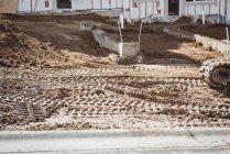 Planierraupe ebnet Boden auf Baustelle — Stockfoto